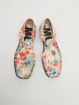 Sandalias de cuero azul con diseño semi-abierto y tiras tipo gladiador. Cierre con velcro y forro interior de cuero de chancho. Calzan chico.