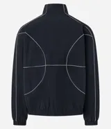 Campera deportiva negra con cuello alto, cierre frontal de cremallera y elásticos en puños y bajo. Presenta recortes geométricos definidos por costuras en hilo reflectante.