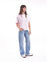 Remera gris de corte recto y mangas cortas.