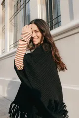 Ruana tejida en lana merino color amarillo pastel, con terminación de flecos.