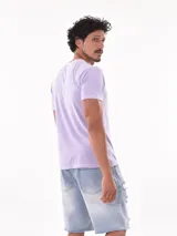 Remera lisa color lila de corte regular.