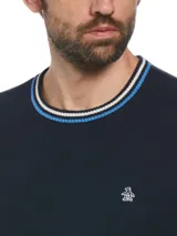 Sweater de hombre Original Penguin color azul marino, de corte regular y cuello redondo con ribete a rayas blancas, celestes y azul marino.