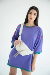 Riñonera color camel con diseño moderno y diferentes compartimentos.