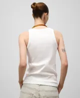 Musculosa blanca de algodón con textura acanalada, cuello redondo y logo bordado en la espalda.