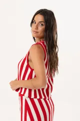 Chaleco tejido a rayas rojas y blancas con escote en V y cierre con ganchitos.