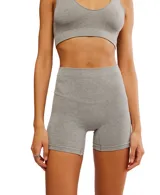 Short de algodón en color gris, diseñado para brindar comodidad y libertad de movimiento.