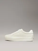 Zapatillas urbanas Calvin Klein color blanco hueso, de corte bajo y plataforma plana. Presentan logo CK bordado en el lateral y suela vulcanizada.