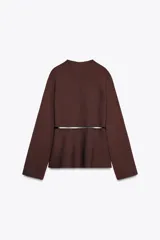 Chaqueta marrón de punto con cuello redondo y manga larga. Incluye cinturón fino negro con hebilla circular.