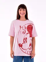 Remera rosa de algodón con estampado de Mickey Mouse en rojo.