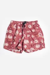 Short de baño con estampado floral en tonos azules, con bolsillos y tela ligera de rápido secado.
