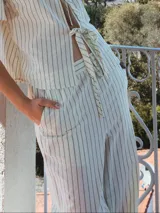 Pantalón recto de tiro alto con cordón ajustable y bolsillos laterales, con estampado a rayas verticales en color verde agua y blanco.