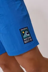 Short de baño color lila con cordón ajustable en la cintura y parche con logo de la marca en la pierna.