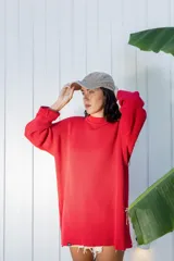 Sweater negro de punto con cuello redondo y corte oversize.