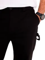 Pantalón negro de twill de corte recto, con cierre de cremallera y botón. Tiene bolsillos laterales, traseros tipo parche, trabilla para martillo y bolsillo utilitario en la parte trasera del muslo.
