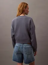 Remera gris de algodón con cuello redondo y logo bordado en el pecho.