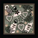 Pañuelo cuadrado de seda con estampado de corazones, estrellas, labios y animal print en tonos verde, beige y negro.