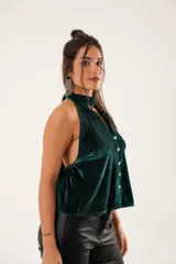 Top verde esmeralda de terciopelo con cuello halter, abertura en el pecho y botones frontales.