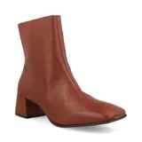 Botas de cuero color marrón con caña media, punta cuadrada y tacón geométrico.