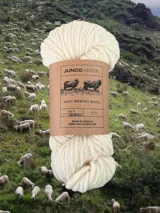 Ovillo de lana merino color crudo, hilado grueso, 100 gramos. Producto de Uruguay.