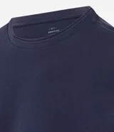 Remera de piqué azul marino de corte regular, cuello redondo con rib superpuesto, mangas cortas y sin estampa.