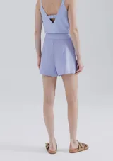 Short color beige de lino con cintura alta y bolsillos laterales.