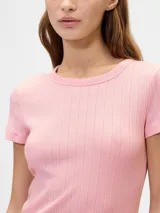 Remera color beige claro, de punto canalé con cuello redondo y mangas cortas. Corte ajustado al cuerpo.