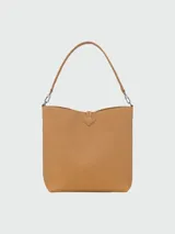 Bolso tipo hobo de cuero color negro, con asa de hombro ajustable y cierre superior con broche metálico.