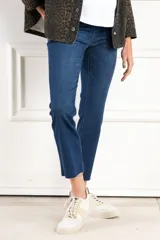 Pantalón de jean azul de corte flare, tiro medio y pretina maternal elástica.