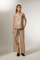 Musculosa color beige metalizado, de lino y viscosa, con cuello a la base y corte holgado.