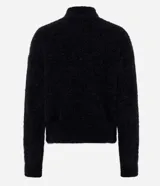 Suéter negro de punto con hilos metálicos, cuello alto y mangas largas.
