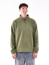 Buzo de micropolar verde oliva con cuello alto y cierre parcial con cremallera.