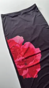 Pollera negra de microtul con elástico en la cintura y pollera negra opaca incluida.