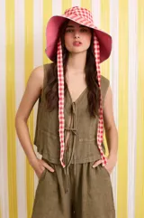 Chaleco verde militar de lino con corte holgado, tiras de ajuste frontales y solapas de bolsillo en los laterales.