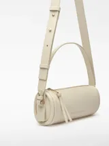 Bolso cilíndrico pequeño de mujer, color blanco roto, con textura grano. Posee un compartimento principal con cierre de cremallera y logo grabado en el centro. Incluye un asa de hombro fija y un asa larga regulable.