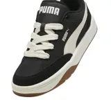 Championes Puma Park Lifestyle Street, color negro con detalles en blanco y suela color caramelo.
