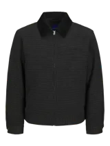 Campera de hombre con cuello de pana, cierre con cremallera, bolsillos frontales y puños abotonados.