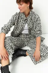 Pantalón de tiro alto con estampado animal print, estilo wide leg, confeccionado en algodón elastizado.