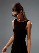 Vestido negro ajustado al cuerpo, de largo midi y sin mangas.
