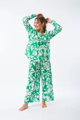 Camisa amplia de algodón color verde con estampado de hojas blancas, corte amplio, terminaciones cuidadas, botones ocultos y tejido ligero.