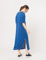 Vestido túnica oversized de tela elastizada, con escote redondo y tajos laterales.
