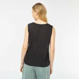 Camiseta musculosa negra de tirantes anchos.