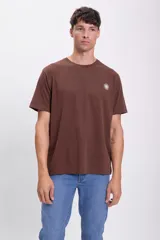 Remera marrón de manga corta con cuello redondo y estampado de un sol en el pecho.