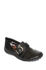 Zapato bajo de cuero con hebilla, de diseño clásico y cómodo.
