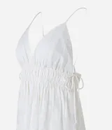 Vestido largo blanco de crepé con breteles finos, busto fruncido y detalle de lazo lateral y en la espalda.