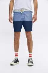 Shorts de baño con diseño color block en celeste y azul marino, con cintura elástica y cordón ajustable.