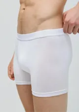 Pack de dos bóxers largos, uno blanco y otro negro, confeccionados en algodón y elastano, con cintura elástica personalizada.