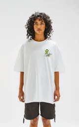 Remera blanca de corte oversize con estampado de moléculas y hojas de marihuana.