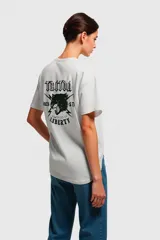 Remera color beige de corte holgado y mangas cortas.