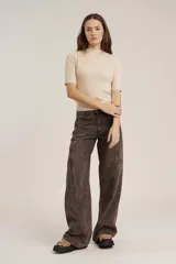 Jeans de corte ancho en color marrón, con bolsillos laterales y diseño relajado.