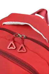 Mochila negra de tela con diseño liso, compartimento principal con cierre, bolsillo frontal con cierre y asa superior. Incluye un pequeño accesorio colgante de tela negra.